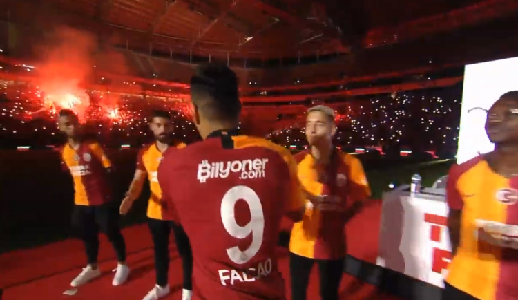<p>Ve son olarak sahneye Radamel Falcao çıktı. </p>
