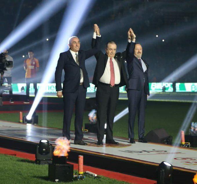 <p>Sahneye son olarak Galatasaray Başkanı Mustafa Cengiz, İkinci Başkan Abdurrahim Albayrak ve Başkan Yardımcısı Yusuf Günay çıktı.</p>

