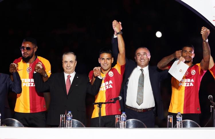 <p>Transfer dönemini çok iyi geçiren ve son olarak Radamel Falcao'yu kadrosuna katan Galatasaray, Türk Telekom Stadı'nda taraftara açık bir törenle yeni transferlerini tanıttı.</p>
