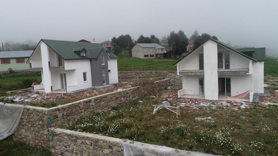 <p>Trabzon’un Akçaabat ilçesinde Kayabaşı Yaylası’nda Arap turistlerin satın aldığı arsa üzerine yaptıkları iki konutun dış cephesindeki ‘haç’ sembolü gelen tepkiler üzerine yıkıldı.</p>