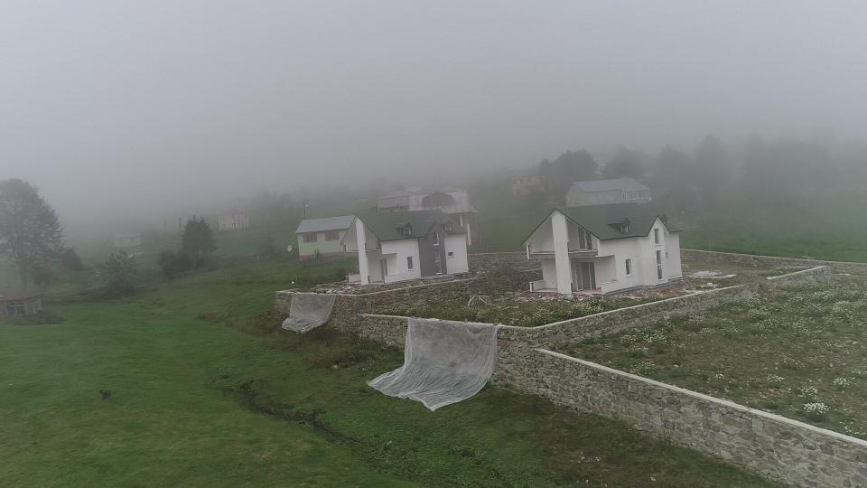 <p>Akçaabat ilçesindeki yerli ve yabancı turistlerin uğrak yerlerinden biri olan 1800 rakımlı Kayabaşı Yaylası’nda iki Arap ailenin satın aldıkları arsa üzerine yaptıkları evin dış cephesindeki “haç” sembolü tartışmalara neden oldu. </p>