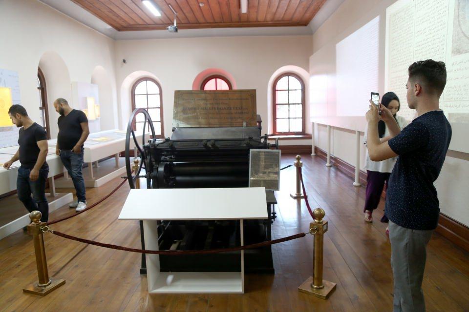 <p>Şu tarih itibarıyla 240 bini geçtik, hedefimiz 500 bin. Yüksek hızlı tren Sivas'a geldiği takdirde en az 1 milyon kişinin ziyaret edeceğine inanıyorum. İlk 8 aylık rakam şu an itibarıyla 240 bini geçti. Geçen yıl 138 bindi, ondan önceki yıl 79 bindi, rakamlar gittikçe artıyor. Bu sene 100. yıl olması ve yapılan çalışmalar etkili oldu."</p>