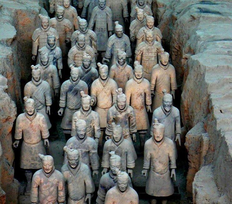 <p>Bu gizemli heykellerin "İlklerin imparatoru" olarak bilinen Çin Şı Huang'ın mezarını koruduğuna inanılmaktadır.</p>
