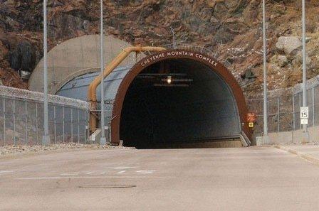 <p><strong>Cheyenne Dağı </strong><br />
<br />
Saf granit ve çelikle korunan Cheyenne Dağındaki kompleks Amerikan Uzay Komutanlığı ve Kuzey Amerika Ordusuna hizmet ediyor.</p>