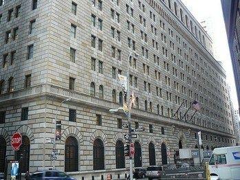 <p><strong>New York Federal Rezerv Bankası </strong><br />
<br />
Deniz seviyesinin 60 metre altına inşaa edilen banka Dünya altınlarının %25' ini koruyor. Ve bankanın çevresinde keskin nişancılar bulunuyor.</p>