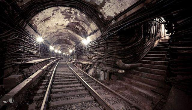 <p><span style="color:rgb(215, 215, 215)">Savunma Bakanlığı tarafından işletiliyor. Metro-2'nin uzunluğu halk metrosununkiyle aynı ve 50 ile 200 metre arasında bir derinliğe sahip. Metro'nu , Kremlin ve Federal Güvenlik Servisi Müdürlüğü yer altı şehriyle bağlantı olduğu söyleniyor.</span></p>

