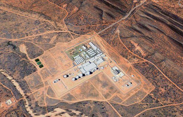 <p>Pine Geçidi </p>

<p>Avusturalya'nın tek yasaklı bölgesi Pine Gap Avustralya'nın Alice Springs şehrinin 18 kilometre güneybatısında, Avustralya'nın merkezinde Avustralya ve Amerika tarafından işletilen bir uydu izleme istasyonu.</p>
