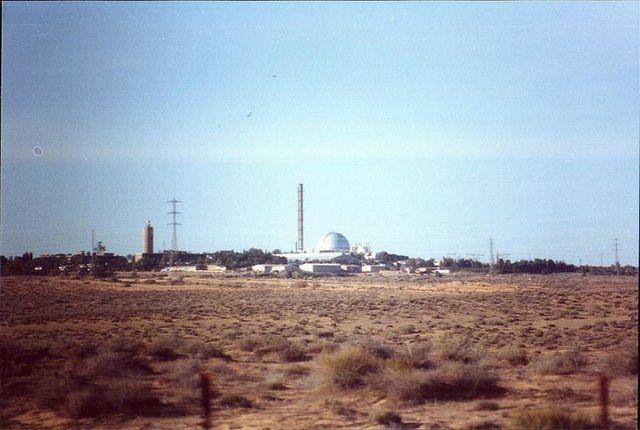 <p>Negev Nükleer Araştırma Merkezi </p>

<p>Tesis, ana anteni koruyan 14 radoma sahip oldukça geniş bir bilgisayar ağından oluşuyor ve 800'den fazla çalışanı var.</p>
