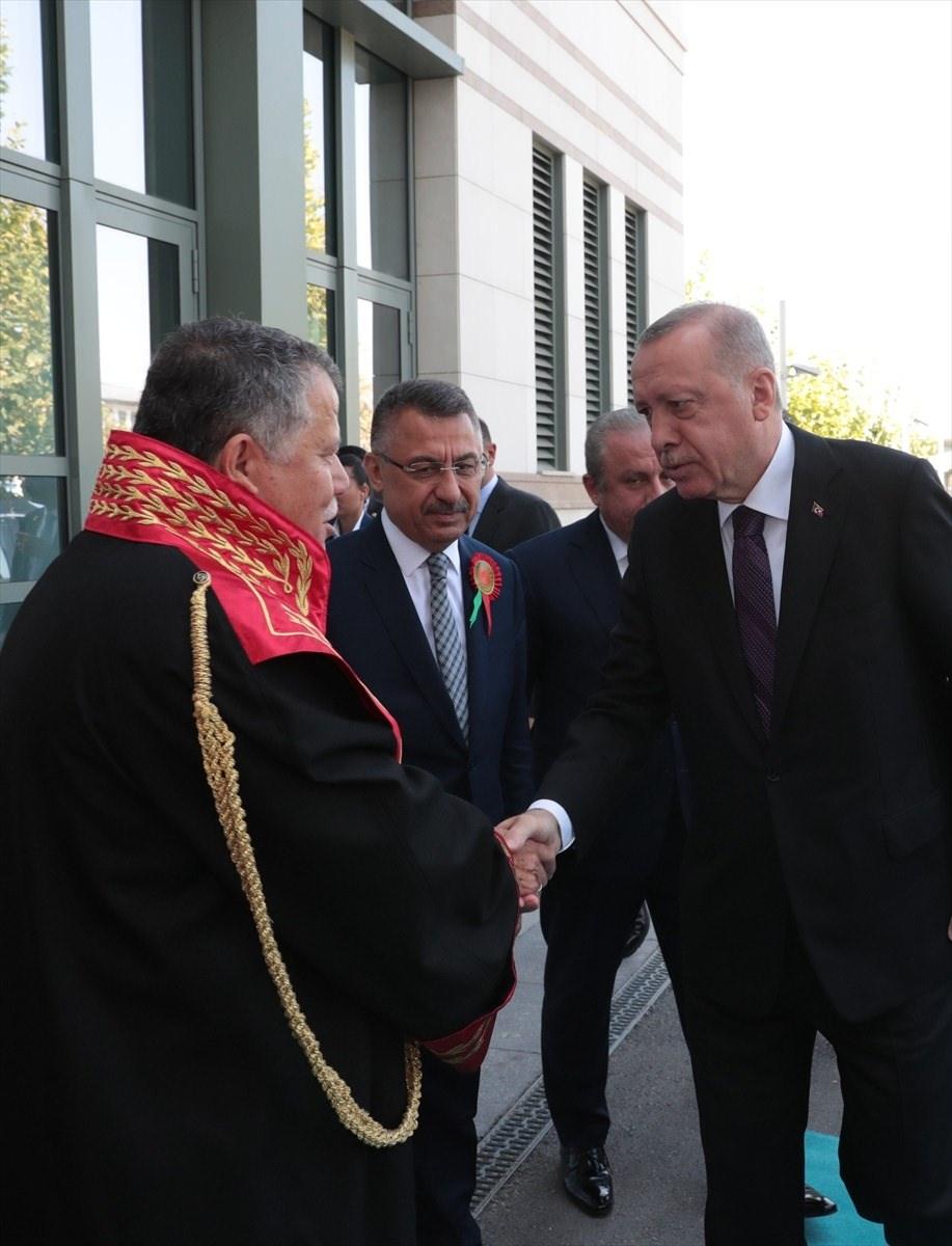 <p>Cumhurbaşkanı Erdoğan, Yargıtay Başkanı İsmail Rüştü Cirit (solda) tarafından karşılandı.</p>
