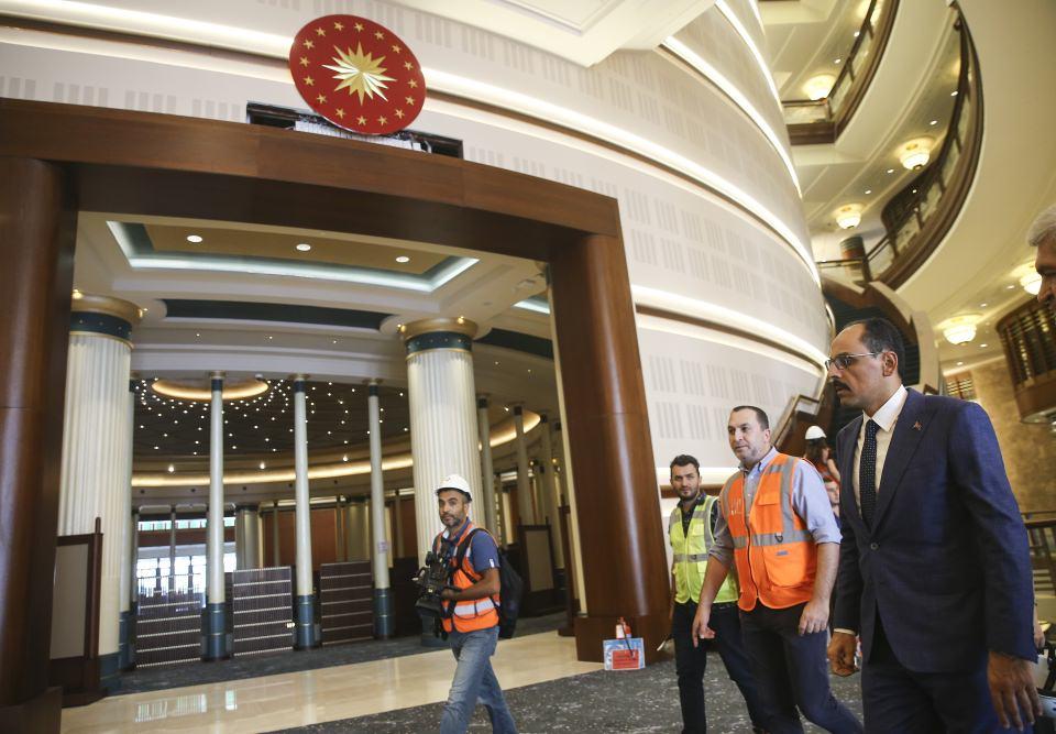<p><strong>"Türkiye'de kütüphane kültürü bir seviye atlayacak"</strong></p>
<p>Cumhurbaşkanı Erdoğan'ın "Cumhurbaşkanlığı Kütüphanesi'nde 5 milyon kitap" hedefine işaret eden Kalın, şöyle konuştu:</p>