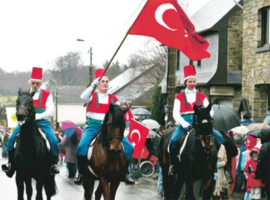 <p>Her yıl Ağustos ayında bu köyde Türk yemekleri pişirilmekte, gençleri bıyık bırakmakta ve köylü halkın tamamı Osmanlı kıyafetleri giyerek her yeri Türk bayraklarıyla donatmaktadırlar.</p>
