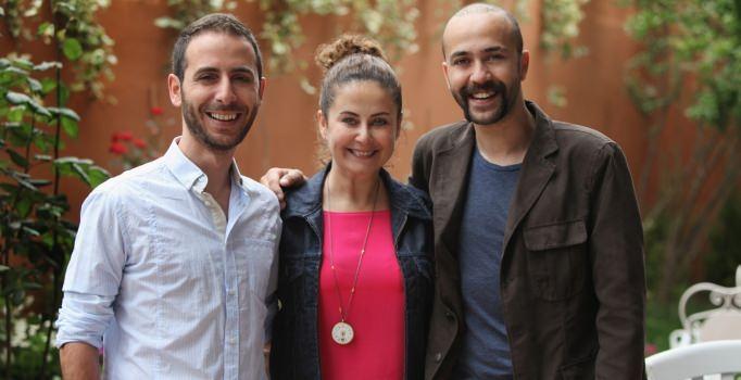 <p>Kaya ve Sarp Akkaya'nın ablası olan Esra, kardeşler olarak AKKAdemi Tiyatro'yu kurdular. </p>