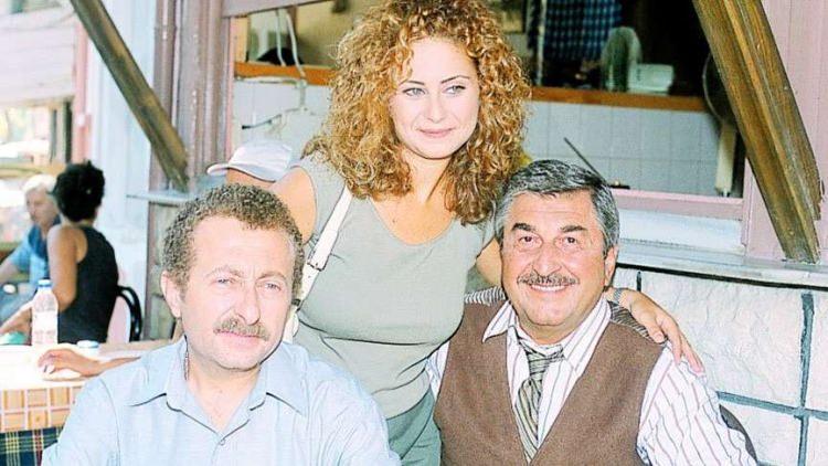 <p>1992 yılında yayın hayatına başlayan Mahallenin Muhtarlarında Erkan Can, Cihat Tamer ve Yalçın Gülhan gibi usta oyuncularla beraber rol aldı. </p>