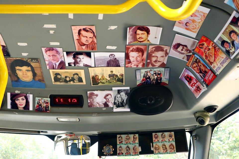 <p>Gen&ccedil;liğinde İstanbul'daki sinemalarda &ccedil;alışan ve Yeşil&ccedil;am yıldızlarına b&uuml;y&uuml;k sevgi besleyen 45 yaşındaki Barış K&ouml;leci, &uuml;&ccedil; yıl &ouml;nce Tekirdağ'a yerleşerek &Ccedil;ınarlı-Karadeniz mahalleleri arasında minib&uuml;s şof&ouml;rl&uuml;ğ&uuml; yapmaya başladı.&nbsp;</p>

<p>&nbsp;</p>
