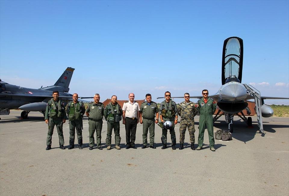 <p>Azerbaycan Savunma Bakanlığından yapılan açıklamaya göre, Azerbaycan ve Türkiye Hava Kuvvetlerince iki ülke arasındaki yıllık askeri iş birliği planı kapsamında 2 Eylül'de başlatılan tatbikatın dördüncü gününde de uçuşlar gerçekleştirilerek çeşitli görevler icra edildi.</p>