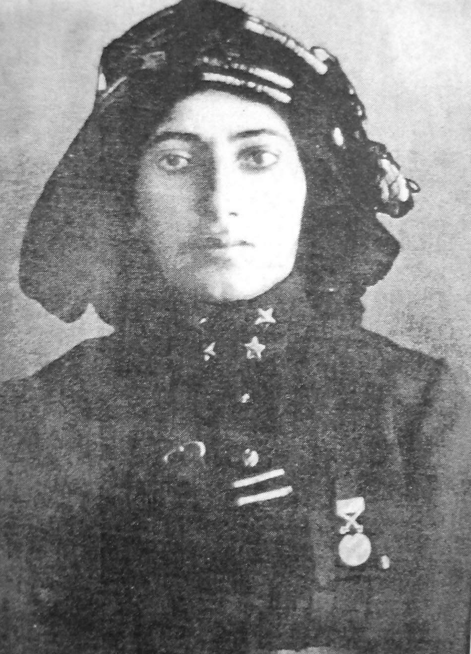 <p>Günaydın, Kara Fatma'nın Erzurum taraflarında Ermeni katliamlarından sonra çete kurup onlara karşı savaşmış tecrübeli kadınlardan olduğunu belirterek, yaşanan diyaloğun Atatürk'ün çok hoşuna gittiğini aktardı.</p>

<p>Kara Fatma'nın anılarında bu diyalogdan "İlk defa birisi sırtıma elini vurdu ve dedi ki 'Kara Fatma keşke bütün Türk kadınları sizin gibi olsa' dedi." şeklinde bahsettiğini aktaran Günaydın, Atatürk'ün verdiği izinle savaşa katılan Kara Fatma'nın Batı Cephesi'nde ulusal kurtuluş mücadelesinde savaştığını ifade etti.</p>

<p>Günaydın, Milli Mücadele kahramanlarından Fatma Seher Erden'in cesareti ve gözü karalığı dolayısıyla "Kara Fatma" lakabını aldığını belirtti. </p>
