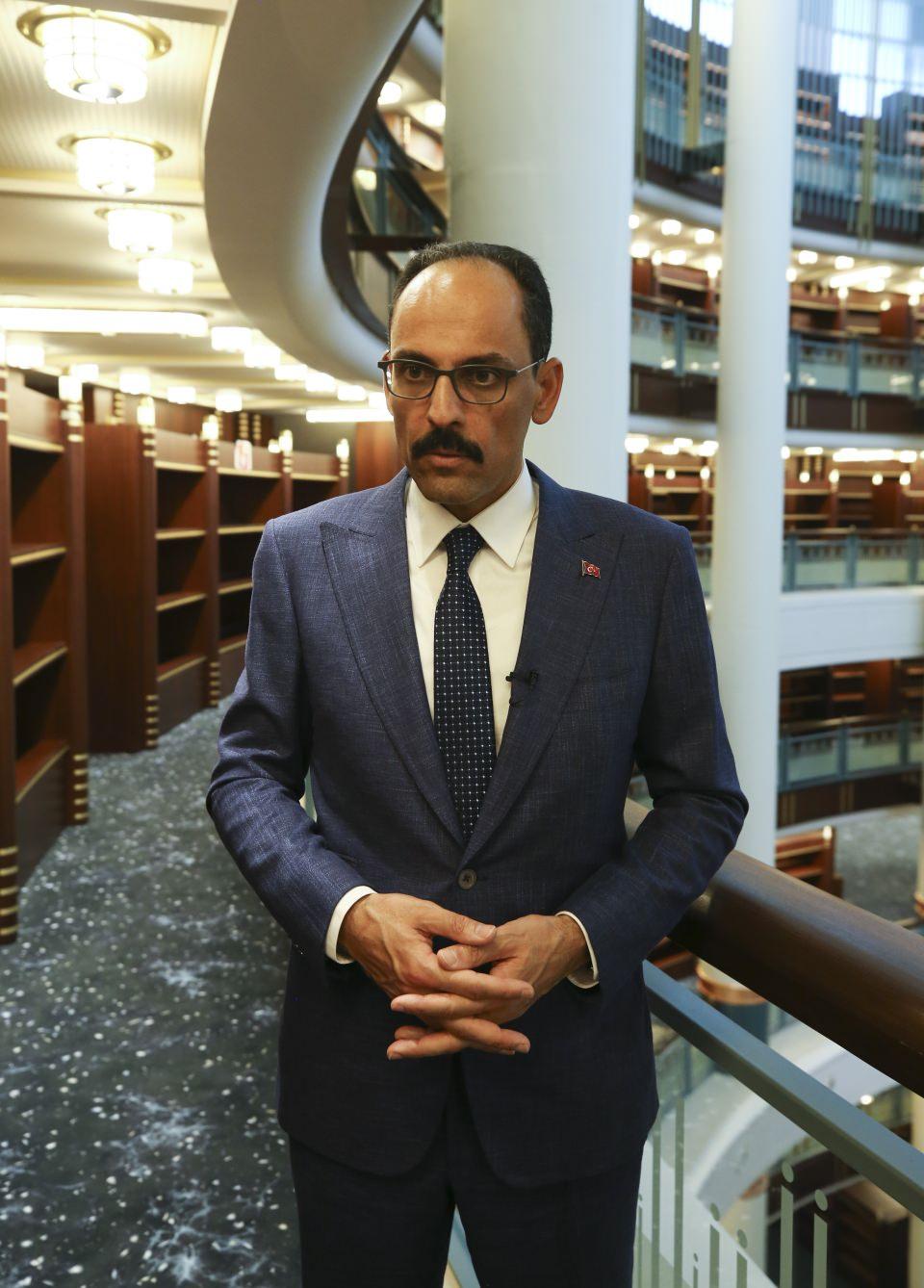<p>Okumayla oyunu, düşünceyle bir arada kolektif ekip halinde çalışmayı hedefleyen ortamların sağlanacağını kaydeden Kalın, "Kütüphanemiz, bütün bu özellikleriyle yediden yetmişe, hatta beşten yetmiş beşe tüm okuyucu kitlelerine hitap edecek bir nitelik arz edecek." dedi. </p>
<p> </p>