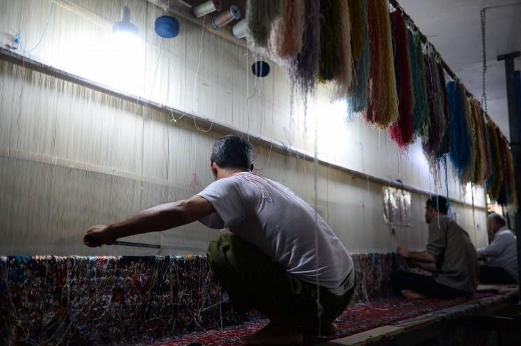 <p>İran'ın yaptırımlar öncesinde en çok halı sattığı ABD'den ihracat gelirinin de 120 milyon doları bulduğu belirtilmişti.</p>

<p> </p>
