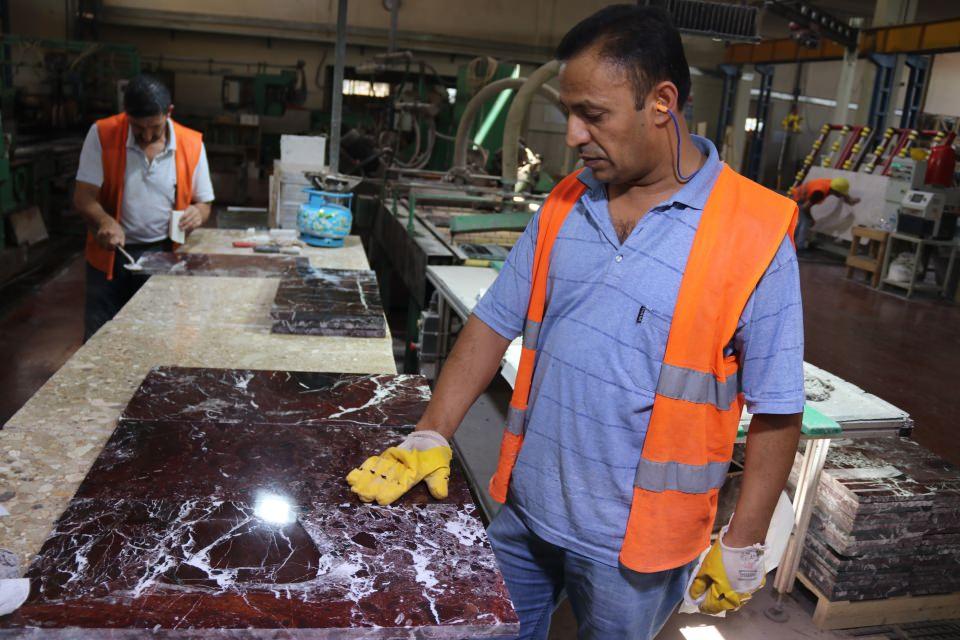 <p>Yılda çıkardıkları 40 bin ton mermerden 300 bin metrekare işlenmiş ürün yaptıklarını aktaran Gümüş, şöyle konuştu:</p>

<p> </p>
