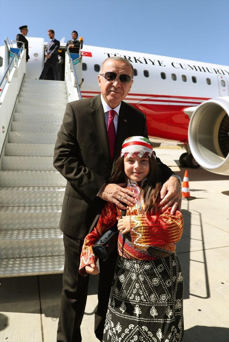 <p>Türkiye Cumhurbaşkanı Recep Tayyip Erdoğan, Malatya'da vatandaşları selamlayarak, çocuklara oyuncak ve satranç takımı hediye etti.</p>
