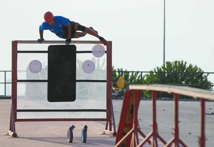 <p>Ailesinin ve itfaiyedeki amirlerinin kendisine destek verdiğini hatırlatan Özçelik, "Milli formayı giyerek sahada olmak beni çok mutlu ediyor. Amacımız böyle önemli bir spor dalını gençlere ve çocuklara da aşılamak. Biz derece alarak onlara da örnek olmak istiyoruz." dedi.</p>

<p> </p>
