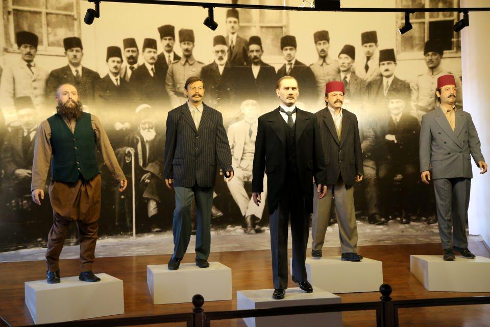 <p>Sivas Kongresi'ne ev sahipliği yapan, Büyük Önder Mustafa Kemal Atatürk ve silah arkadaşlarınca 108 gün "Milli Mücadele Karargahı" olarak kullanılan ve günümüzde Atatürk Kongre ve Etnografya Müzesi'ne dönüştürülen tarihi binada, Sivas Kongresi'nin 100. yılı dolayısıyla ziyaretçi yoğunluğu yaşanıyor.</p>
