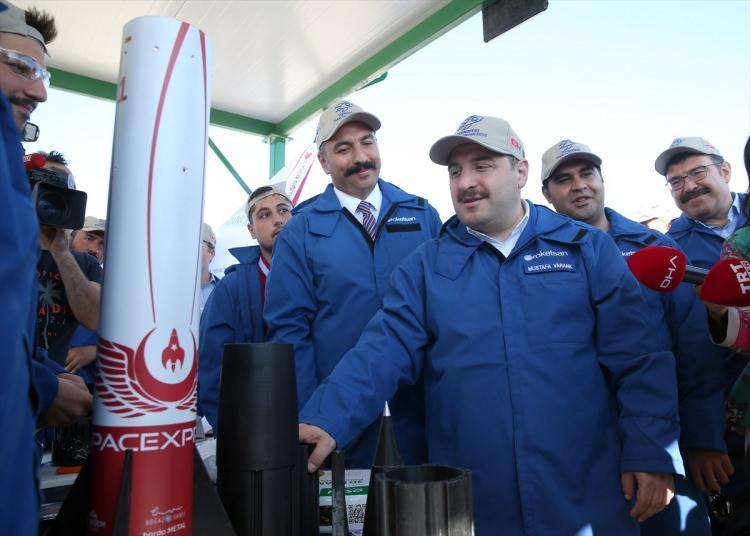 <p>"Bu koşulları sağlayacak olan dinamik genç ve enerjik nüfuslu arkadaşlarımızın teknolojiye olan ilgilerini tetiklemekle ilgili T3 Vakfı gibi sivil toplum girişimlerinin çok önemli olduğuna inanıyoruz. Bugünkü yarışmalarla bunun bir kısmına şahitlik ettik. Gençlerimizin heyecanını yerinde gördük. Geleceğe daha umutla bakmaya başladık. İnşallah geleceğe dönük bu yürüyüşümüzü müthiş bir koşuya çevireceğiz. Gençlerimizde şu anda oluşan odaklanma, heyecan ve merak inanın çok hızlı bir şekilde Türkiye'de zincirleme reaksiyonu başlatacak."</p>