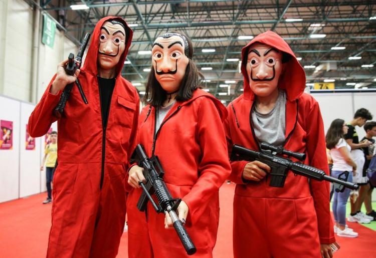 <p>Katılımcılar, dijital oyun karakterlerini birebir canlandıran cosplay etkinliklerine büyük ilgi gösterdi ve oyun kahramanlarının kostümlerini taşıyan cosplay'lerle fotoğraf çektirdi.</p>