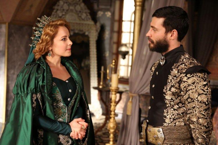 <p>Ancak oyuncu akıllara Hülya Avşar'la beraber rol aldığı Kadın İsterse dizisi oldu. </p>