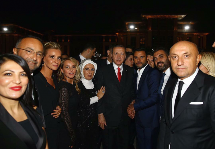 <p>Hükümetin verdiği davetlere katılan oyuncu bazı kesimler tarafından linç edilsede yine de fikriyatından vazgeçmedi. </p>