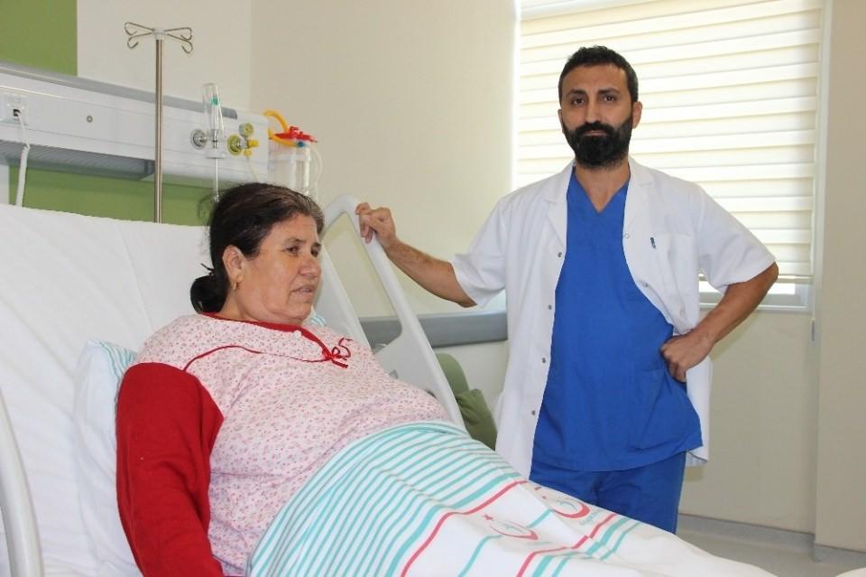 <p>Göğüs altına kadar uzanan, karaciğere, mideye kadar uzanan bir kitle mevcuttu yaygın bir şekilde. Normalde 4-5 günde taburcu ediyoruz. Şuanda 3’üncü gününde zaten. Bir iki gün sonra hastamızı bir sıkıntı olmazsa taburcu etmeyi planlıyoruz. Çıkardığımız kitle 7 kilonun üzerindeydi. Baya büyük bir kitle. Normalde bu kadar büyük bir kitleyi hastalarımızda çok sık görmeyiz” dedi.<br />
Kitle tanısı konulan hastalara tavsiyede de bulunan Özşahin şunları söyledi: Mutlaka 3 ayda 6 ayda bir kontrollerini yaptırsınlar. Kitle büyüyor mu büyümüyor mu diye kontrollerini yaptırsınlar ve mutlaka takiplerine gelsinler.”</p>
