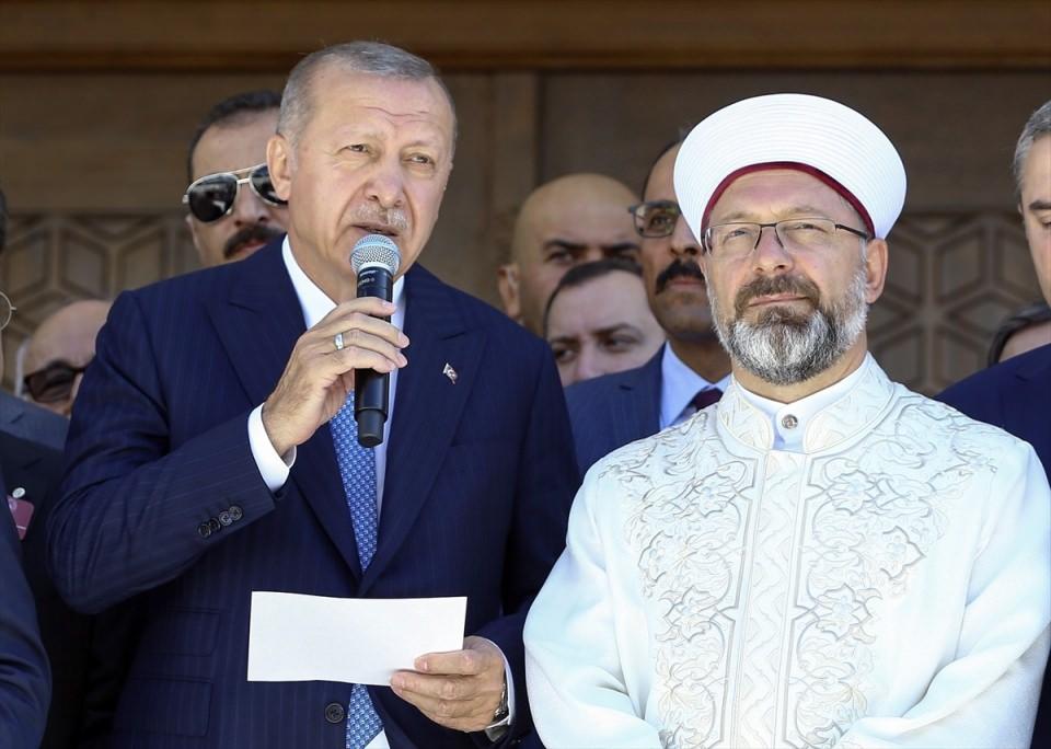 <p>Cumhurbaşkanı Recep Tayyip Erdoğan, Abdulhakim Sancak Camii'nin açılışında konuştu. Erdoğan şunları söyledi:</p>

<p>"Sancak ailesine ve vakfına şahsım, milletim adına şükranlarımı ifade ediyorum. </p>

<p> </p>
