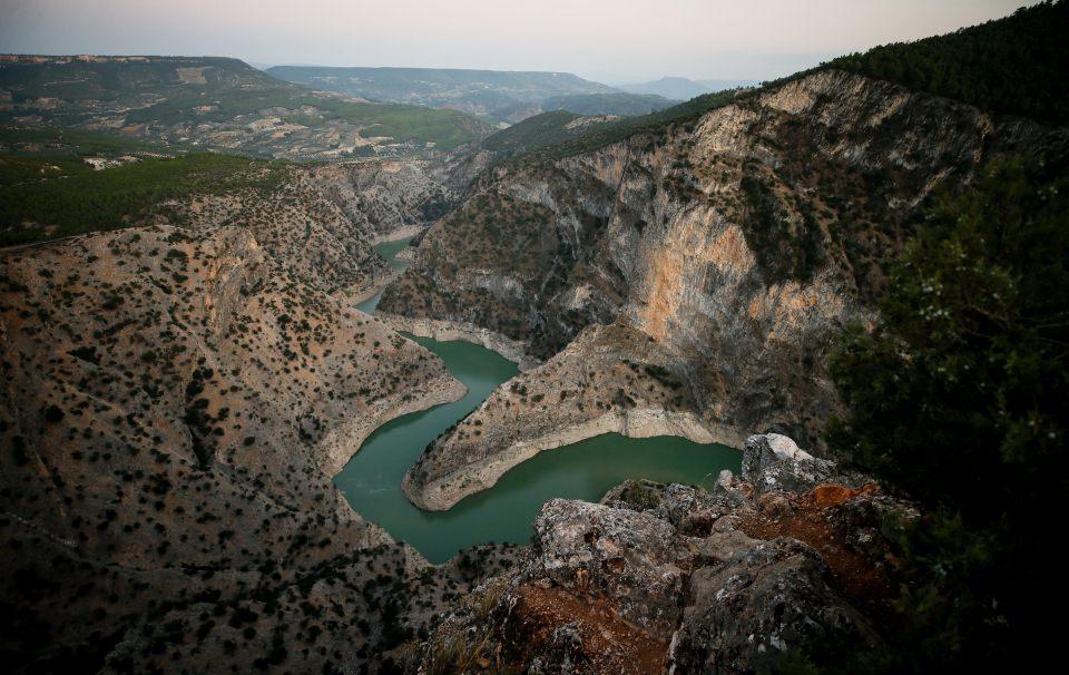 <p>Büşra Kuru ise doğa harikası bir kanyonu gezdiği için mutlu olduğuna değinerek, şöyle konuştu:</p>
<p> </p>