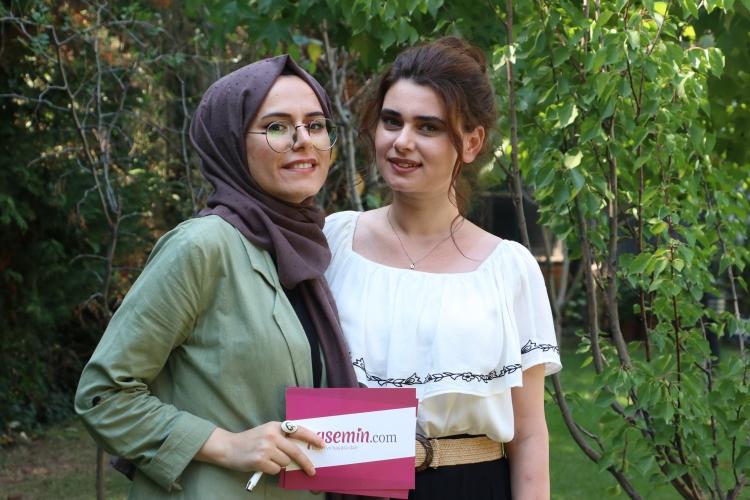 <p><span style="color:#800080"><strong>Yasemin.com editörlerinden Fatimatüzzehra Maslak'a</strong></span> konuşan başarılı oyuncu Türkiye'de hiç zorlanmadığını hemen hemen her şeyin aynı olduğunu söyledi. Daha önceden İstanbul'a gelip gezdiğini ancak bu kadar uzun kalmadığını anlatan oyuncu, şuan çekimlerin yoğun geçtiğinden gezmeye fırsat bulamıyor.  </p>

