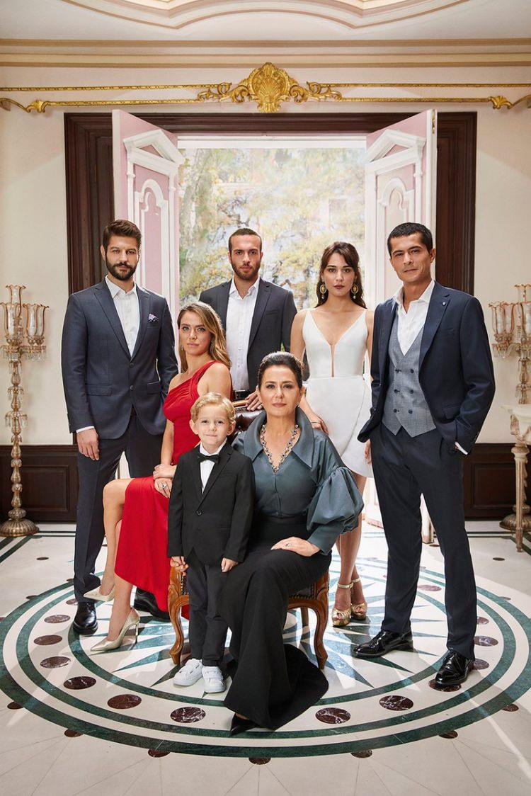 <p><span style="color:#800080"><strong>Çocuk:</strong></span> İsmail Hacıoğlu ve Ceyda Ateş'i dizi setlerine geri döndüren Çocuk dizisi, evladına olan annelik borcu sebebiyle torununa kenetlenen bir babaanne ile o çocuğu istemeyen bir gelinin üzerinden aktarılan bir dram hikayesini aktarıyor.</p>