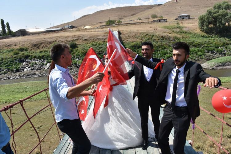 <p><strong>"Geldiğim en keyifli düğünlerden biriydi"</strong></p>

<p>Düğünde görevli müzisyen Erol Ergüloğlu da birçok yere gidip düğünlerde müzik çaldığını, ilk defa böyle ilginç bir düğünle karşılaştığını anlattı.</p>

<p>Heyecanı yüksek bir düğüne ilk kez katıldığını anımsatan Ergüloğlu, "Ekibimizle İran'dan Azerbaycan'a tutun da Türkiye'nin birçok şehrini gezdik ama asma köprüde ilk defa düğün gördüm. Düğünleri olan arkadaşlar da ilk defa böyle bir şey yaptıkları için inanılmaz heyecanlıydılar." dedi.</p>
