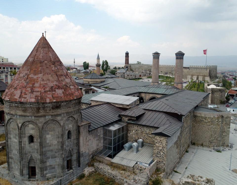 <p>"Sonra peşi sıra Erzurum'a hakim olan Saltuklu dönemi, Türk dönemi için Erzurum'un en büyük imar faaliyetlerinde bulunan devlet veya beyliktir. Ardından İlhanlılar, Akkoyunlular, Karakoyunlular var ama onlardan günümüze pek fazla eser ulaşmamış. 16. yüzyıldan itibaren de Yavuz Sultan Selim dönemiyle başlayan ama asıl imar faaliyetlerinin Kanuni Sultan Süleyman döneminde başladığını bildiğimiz bir yapılaşma var ki bu yapılaşma artık günümüze kadar gelen Osmanlı dönemi eserleri için bir başlangıç noktası." </p>

<p> </p>
