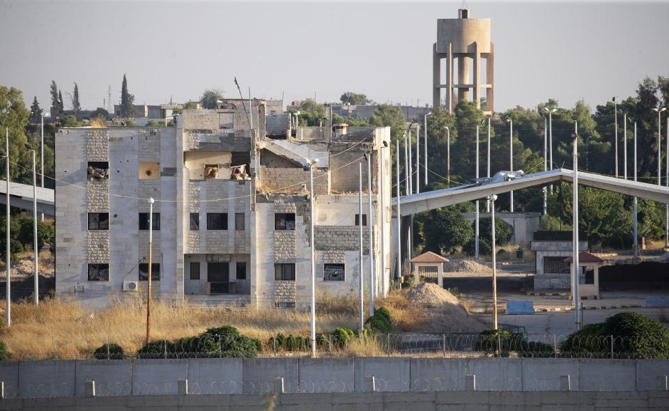 <p>Rasulayn'a 4 kilometre uzaklıktaki Tel Halef'te ise kontrol noktaları ile terör örgütünü simgeleyen bez parçaları bulunuyor.</p>

<p> </p>
