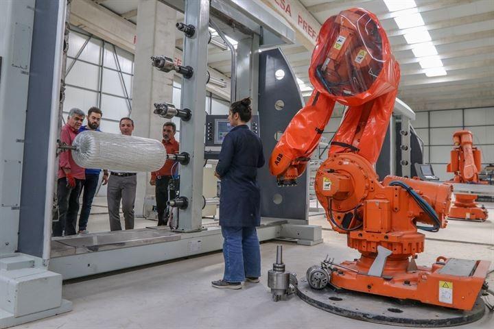 <p>Fabrikanın, kentin istihdamına önemli katkı sağlayacağını ifade eden Firuzi, şunları kaydetti: "Fabrikamızda ilk etapta 150 kişi istihdam edilecek. Umduğumuz destekleri alabilirsek ve işimizi de büyütebilirsek, bu rakamı 400 kişiye çıkarmayı hedefliyoruz. Basınçlı tüp üretiyoruz. Şu ana kadar tüm dünyada çelikten tüpler üretiliyordu. Bunlar ağır olduğu için taşıma maliyeti de yüksek. Bu nedenle Almanya'da bir patent oluşturduk. Yüzde yüz kompozit malzemesinden tüp üretmeye başladık. 100 litrelik bir çelik tüpün 120 kilo ağırlığı varken, kullandığımız malzemeyle bunu 22 kiloya düşürdük. "</p>
<p> </p>