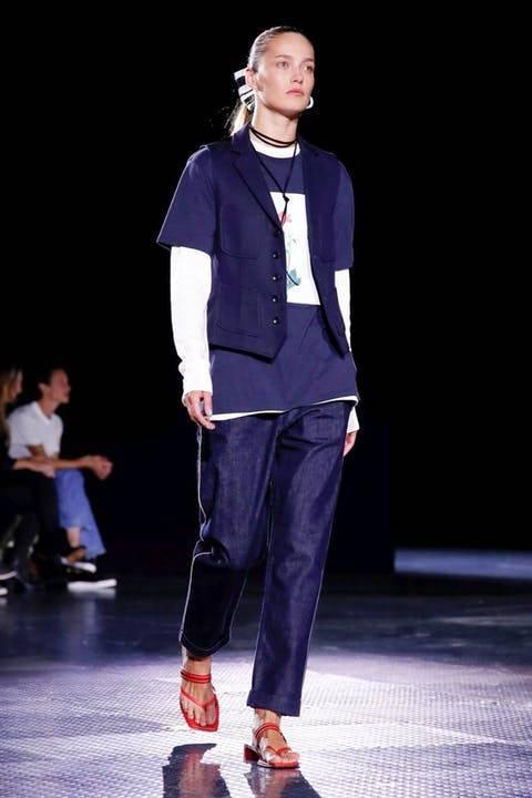 <p><span style="color:#800080"><strong>RAG&BONE 2020 İLKBAHAR YAZ KREASYONU</strong></span></p>
<p>İlk olarak; 3 yıllık bir aranın ardından podyumlara geri dönen Rag&Bone markasına bakıyoruz. 2020 ilkbahar yaz kreasyonunu tanıtan marka, mavi ve kırmızı ve beyaz tonlarını başrolüne taşımış durumda. Uzun ve oversize parçalar, 2020 ilkbahar ve yazına damga vuracak gibi duruyor.</p>