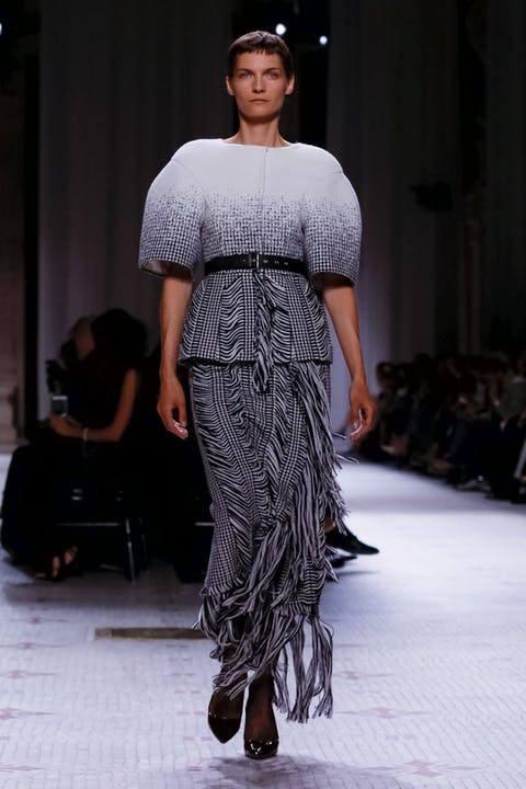 <p><span style="color:#800080"><strong>GİVENCHY 2019-20 SONBAHAR KIŞ HAUTE COUTURE</strong></span></p>

<p>İngiltere Kraliyet ailesinin gelini Meghan Markle'nin gelinliğini de tasarlayan Givenchy markası, haute couture modasına, abartılı tasarımlarıyla merhaba diyor. Kullandığı tonlar, olduk&ccedil;a koyu.</p>
