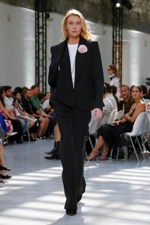 <p><span style="color:#800080"><strong>ALEXANDRE VAUTHİER 2019-20 SONBAHAR KIŞ HAUTE COUTURE&nbsp;</strong></span></p>

<p>Haute Couture kreasyonunu sunan bir diğer marka ise Alexandre Vauthier. Marka, g&uuml;ndelik hayatta rahatlıkla kullanılabilecek par&ccedil;alar sunuyor.</p>
