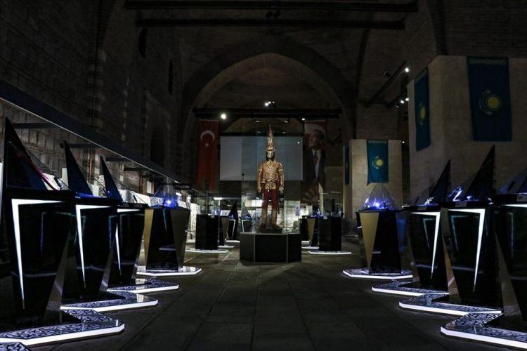 <p>Türk inançlarını, devlet nizamını ve mitolojik görüşleri yansıtan, Türk dünyasının ortak kültür mirası 2 bin 500 yıllık bu nadide eser, 12 Ekim'e kadar ziyaret edilebilecek.</p>

<p> </p>
