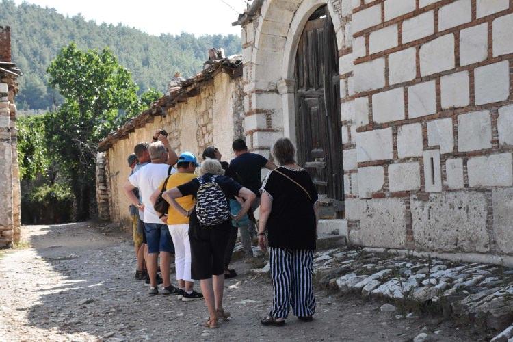 <p>Köy meydanında gözleme satan Feden Gürsel ise Cumhurbaşkanı Erdoğan ve eşine gözleme ikram etme imkanı bulduğunu, çektirdiği fotoğrafları çerçeveletip standına koyduğunu anlattı.</p>

<p> </p>
