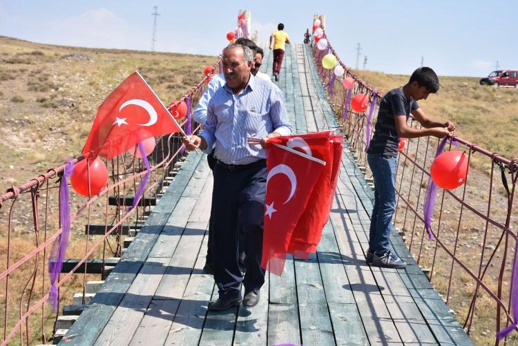 <p>Düğün öncesi, yaklaşık 35 yıl önce yapılan 110 metre uzunluğundaki asma köprüyü balonlar ve Türk bayrakları ile süsleyen çiftin yakınları, gelinlik ve damatlık giyerek köprüye gelen Gelekçi çifti ile oyunlar oynayıp gönüllerince eğlendi.</p>

<p> </p>

