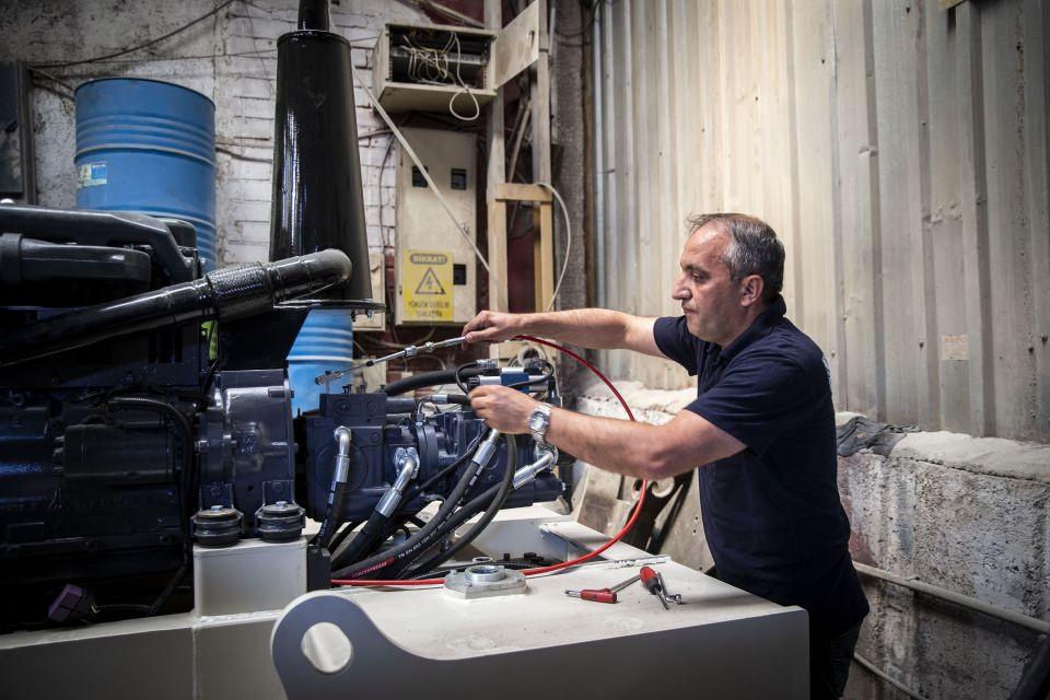 <p>Harman, ürettikleri 68 toprak silindir makinesinin 10'nunu Azerbaycan, Ukrayna, Kazakistan, Özbekistan ve Somali gibi ülkelere ihraç ettiklerine ve gelecekte ihracat yaptıkları ülke sayısını katlamayı hedeflediklerine dikkati çekerek, şu değerlendirmelerde bulundu:</p>

<p> </p>
