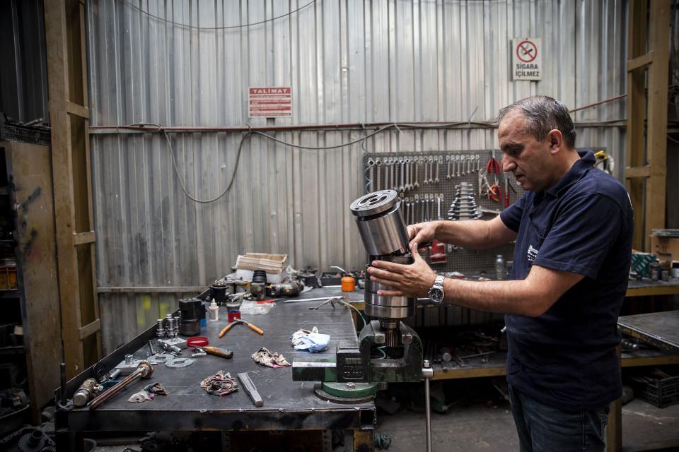 <p>Bu kapsamda yıl sonuna kadar 100, gelecek yıl sonuna kadar 200, Cumhuriyet'in 100'üncü yılı olan 2023'e kadar ise 500 toprak silindir makinesi üretip çoğunluğunu ihraç etmeyi hedefliyoruz."</p>
