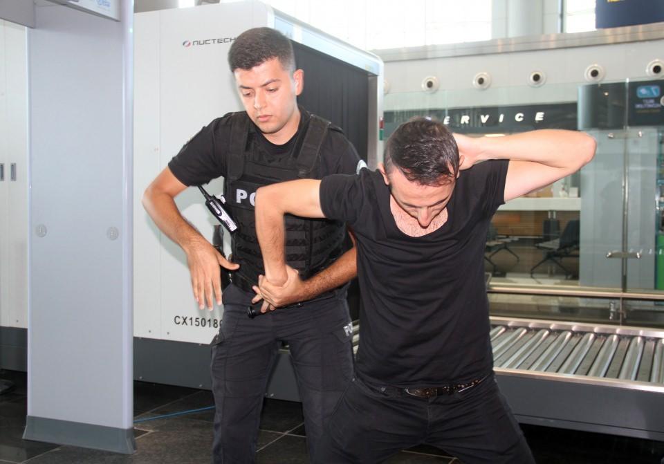 <p>Bir başka senaryoda ise terminalin hemen her noktasındaki binlerce kamera ile kontrol eden ekipler, sistem tarafından hırsızlık yaptığı tespit edilen bir şahsa müdahale etti. </p>
