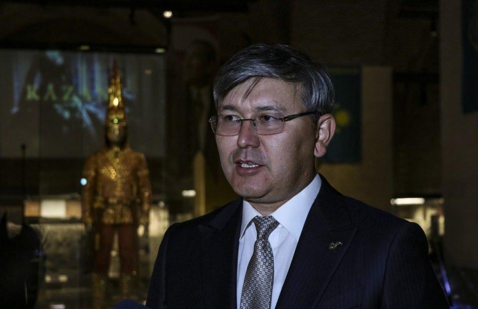 <p>Isık Kurganı'ndan sonra Kazakistan'ın çeşitli yerlerinde "5 altın adam ve altın hanım" bulunduğunu dile getiren Saparbekuly, eserlerin İskitler dönemi mirası olduğuna dikkati çekti. Saparbekuly, "Altın Adam, tarihimizin sadece Göktürkler'den değil, Hunlar ve Sakalar devrinden başladığını gösteriyor." dedi. </p>
<p> </p>