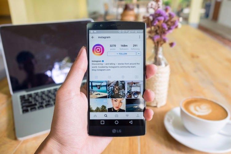 <p>Instagram, bulunduğumuz ortamlardan fotoğraflar paylaştığımız bir sosyal medya platformu. Nitekim, ünlüler de bu platformu oldukça sık kullanıyorlar.</p>
